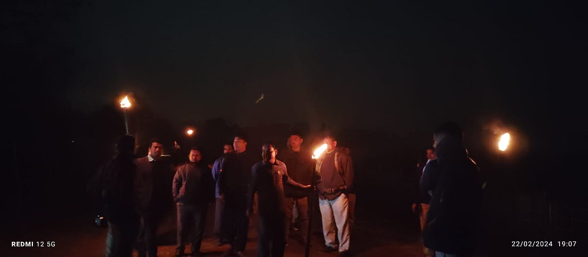 পঞ্চগড়ের তেঁতু্লিয়া উপজেলা সদর ইউনিয়নের ভারতীয় সীমান্তঘেঁষা তেলিপাড়া এলাকায় ভারত থেকে আসা বন্য হাতি ঠেকাতে বৃহস্পতিবার রাতে মশাল জ্বালিয়ে অবস্থান নিয়েছেন স্থানীয় বাসিন্দারা