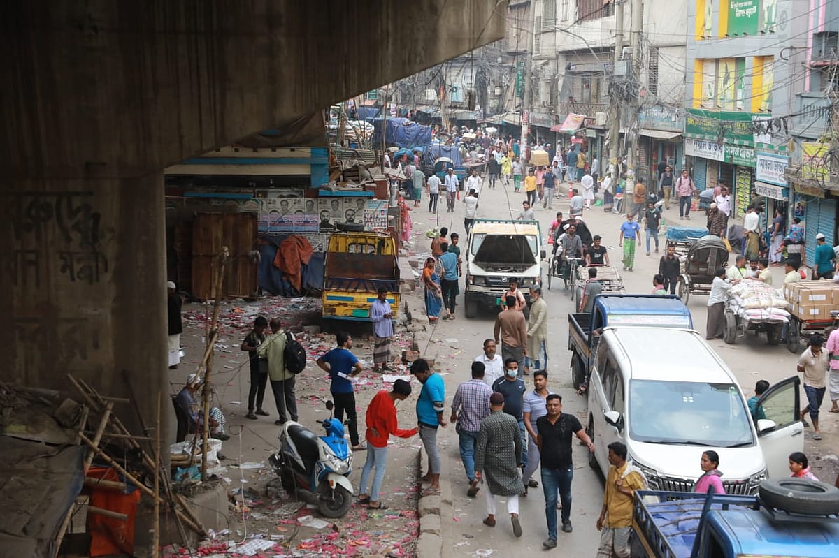 বাবুবাজার সেতুর নিচে রাস্তা ও ফুটপাত দখল করে বসানো দোকান তুলে দেওয়া হয়েছে। আজ সোমবার সকালের ছবি।