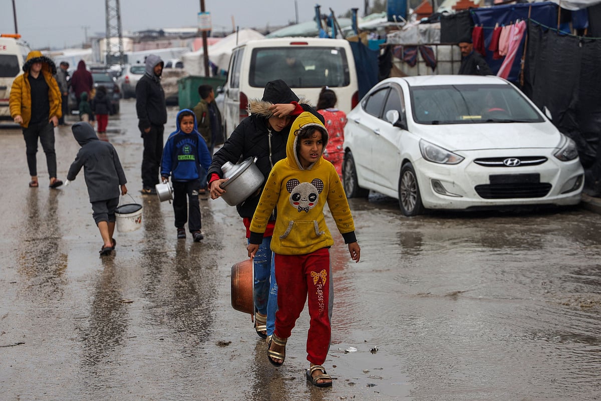 শীতের মৌসুম। হচ্ছে বৃষ্টিও। এরই মধ্যে খাবারের খোঁজে বেরিয়েছে অস্থায়ী শিবিরে আশ্রয় নেওয়া শিশু–কিশোরেরা। শুক্রবার দক্ষিণ গাজার রাফা এলাকায়