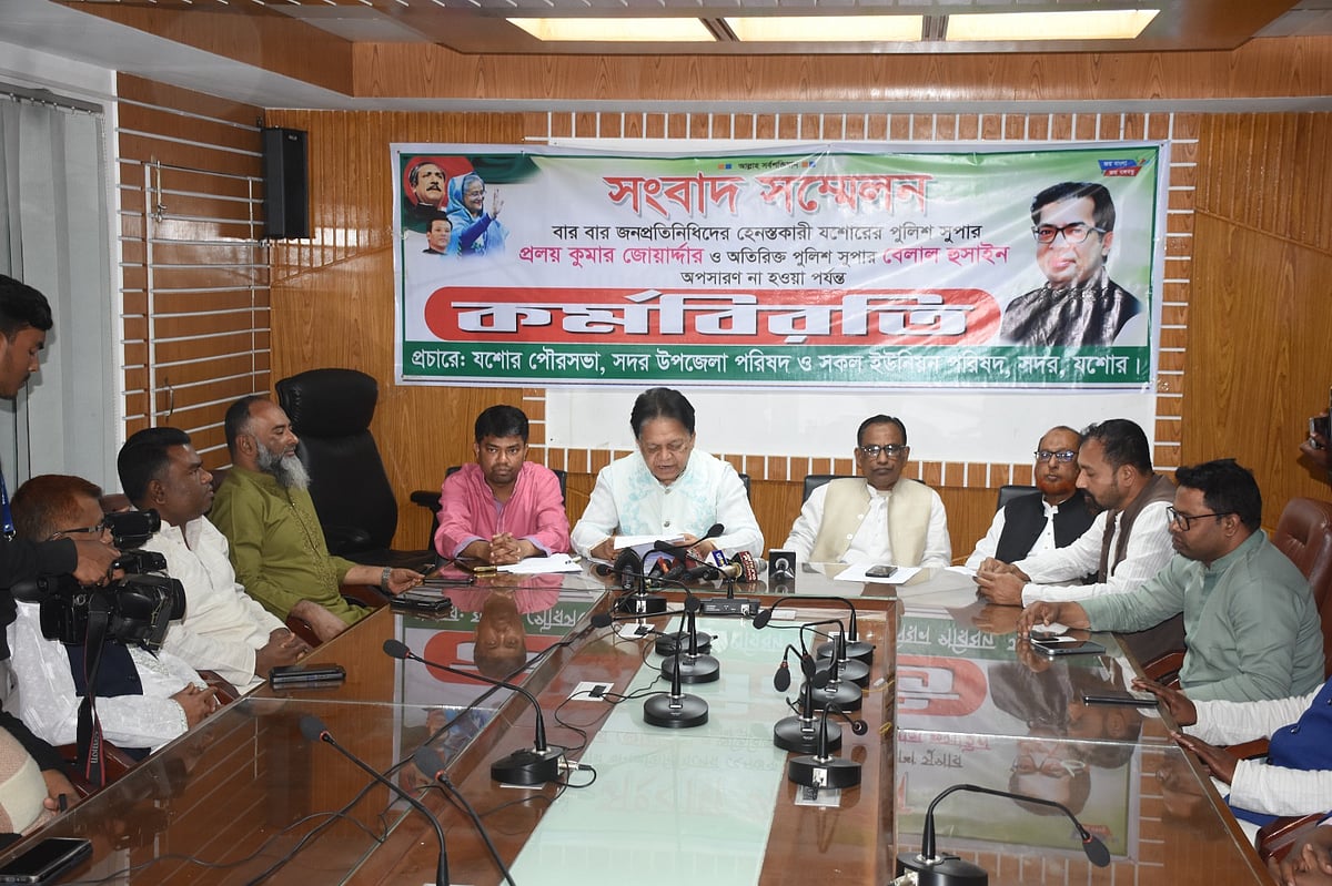 যশোর পৌর কাউন্সিলর জাহিদ হোসেনসহ চারজনকে গ্রেপ্তারের ঘটনায় পুলিশ সুপারের অপসারণের দাবিতে সংবাদ সম্মেলন। বৃহস্পতিবার সন্ধ্যায় যশোর পৌরসভার সভাকক্ষে