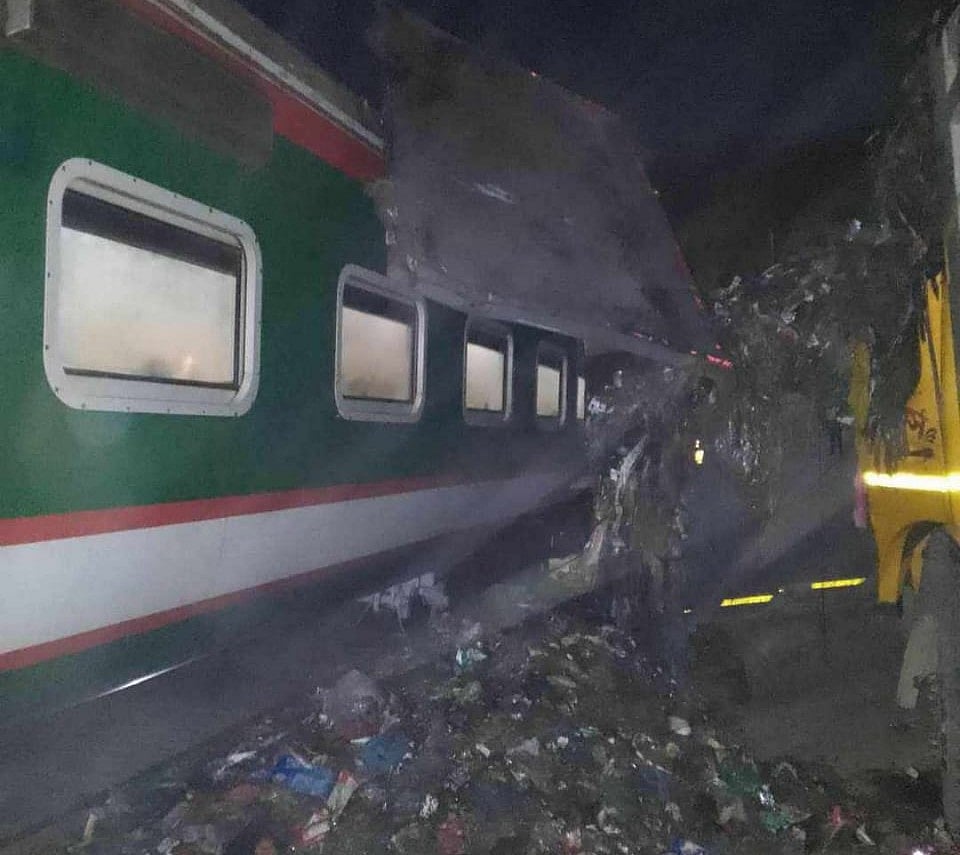 ট্রেনের ধাক্কায় ময়লাবাহী একটি ট্রাক উল্টে যায়। রোববার রাতে গাজীপুরের 
টঙ্গীর মধুমিতা এলাকায়