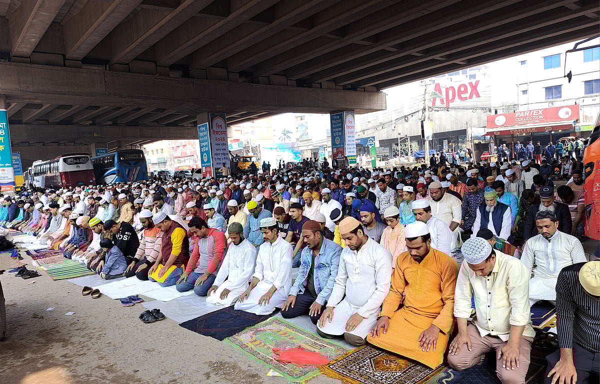 ইজতেমা মাঠে জায়গা না পেয়ে মহাসড়কে জুমার নামাজ আদায় করছেন মুসল্লিরা। আজ শুক্রবার বেলা পৌনে দুইটায় ঢাকা-ময়মনসিংহ মহাসড়কের বাটা গেট এলাকায়