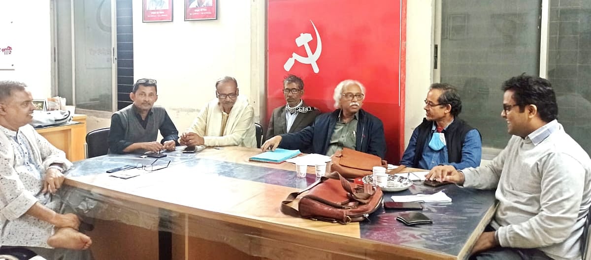 রাজধানীর পুরানা পল্টনে বাংলাদেশের কমিউনিস্ট পার্টির (সিপিবি) কেন্দ্রীয় কার্যালয়ে বাম গণতান্ত্রিক জোটের সভায় নেতারা