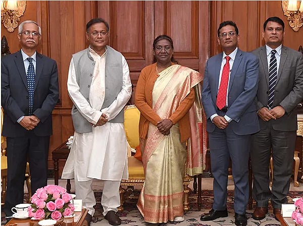 বাংলাদেশের পররাষ্ট্রমন্ত্রী হাছান মাহমুদ তিনদিনের ভারত সফরকালে দেশটির রাষ্ট্রপতি দ্রৌপদী মুর্মুর সঙ্গে সাক্ষাৎ করেন