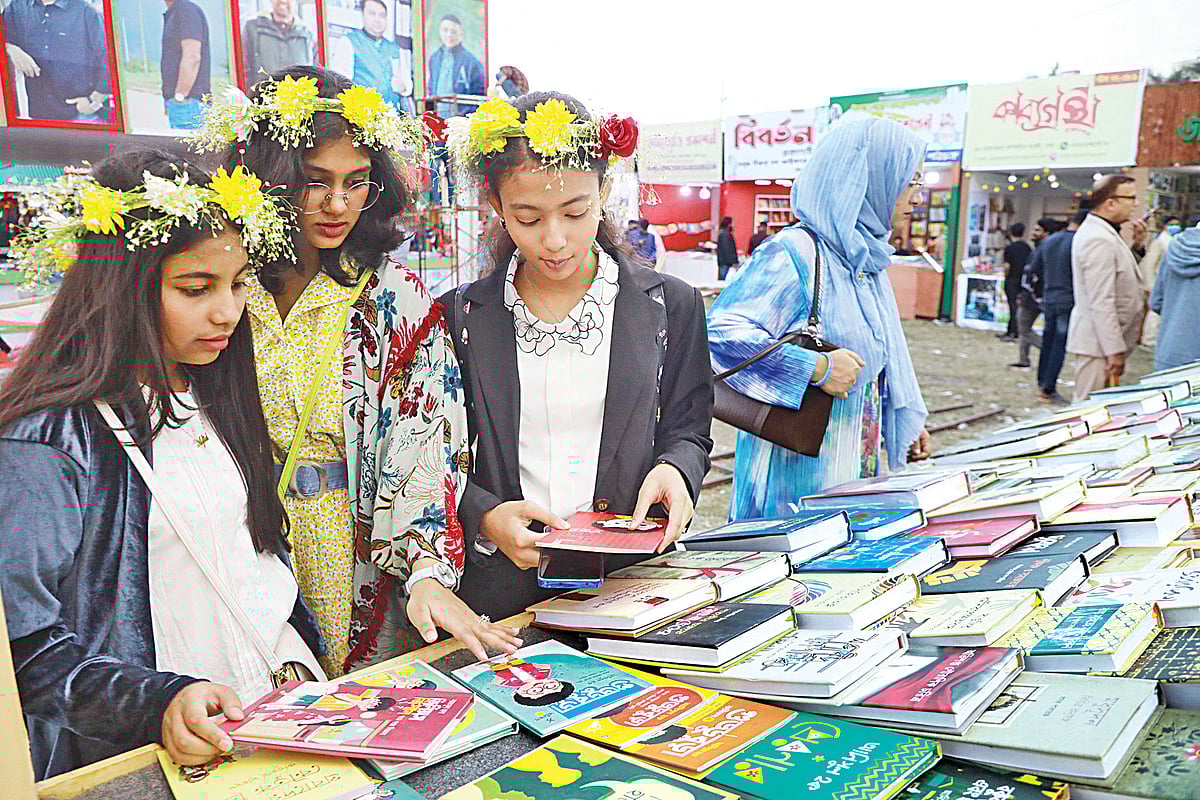অমর একুশে বইমেলায় পছন্দের বই দেখছে পাঠকেরা। গতকাল বিকেলে রাজধানীর  সোহরাওয়ার্দী উদ্যানে