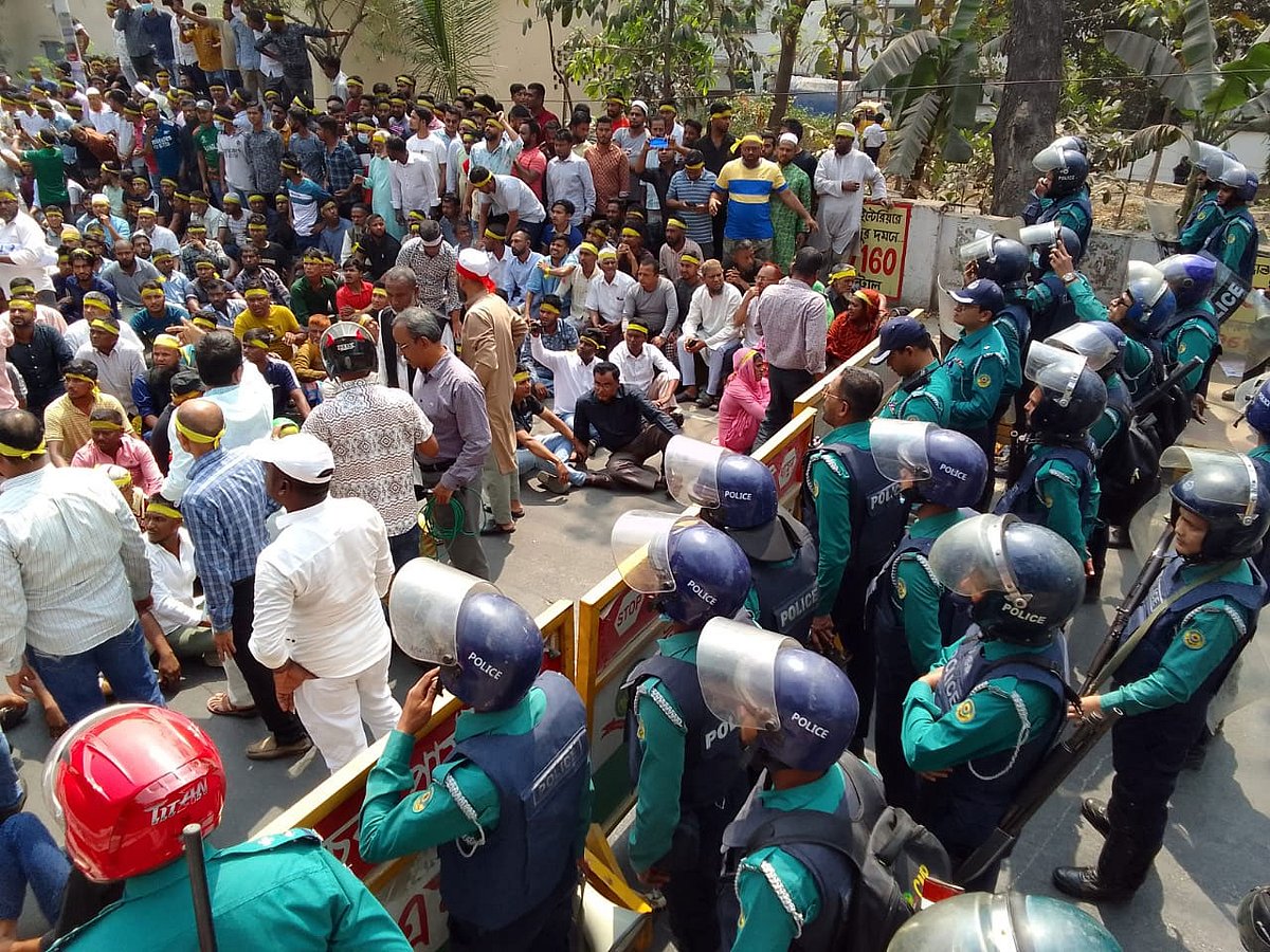 চট্টগ্রামে বিভিন্ন দাবিতে সড়ক অবরোধ করেন হকাররা। আজ বেলা ১২টায় নগরের টাইগারপাস এলাকায়