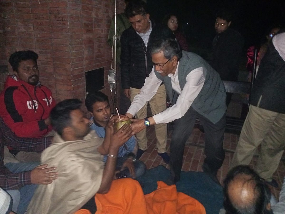 উপাচার্যের হাত থেকে ডাবের পানি খেয়ে অনশন ভাঙেন ছাত্রলীগের দুই নেতা। রোববার রাত পৌনে নয়টার দিকে বিশ্ববিদ্যালয়ের শহীদ মিনারের পাদদেশে