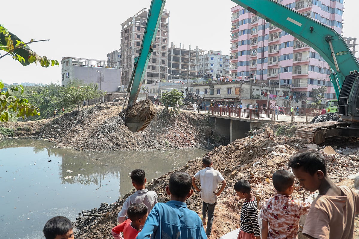 অবৈধ স্থাপনা উচ্ছেদের পাশাপাশি রামচন্দ্রপুর খালের পাড়ের রাস্তার জায়গা থেকে মাটি সরানো হয়। মোহাম্মদপুর, ঢাকা, ২৪ ফেব্রুয়ারি