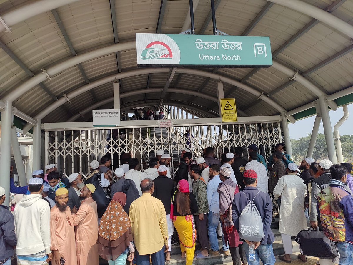 টিকিট শেষ হয়ে যাওয়ায় মেট্রোরেলের উত্তরা উত্তর (দিয়াবাড়ি) স্টেশনের ফটক বন্ধ করে দেওয়া হয়