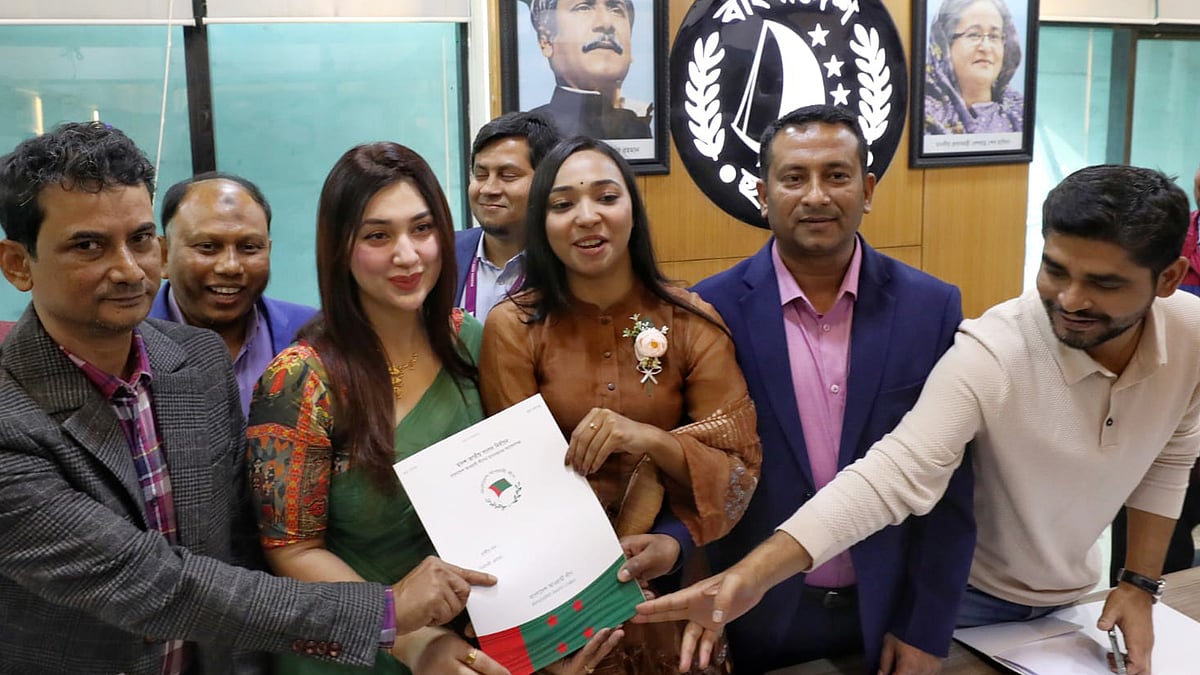 অপু বিশ্বাস, সুইটিসহ অভিনেত্রীদের ভিড় আওয়ামী লীগের মনোনয়নপত্র সংগ্রহে