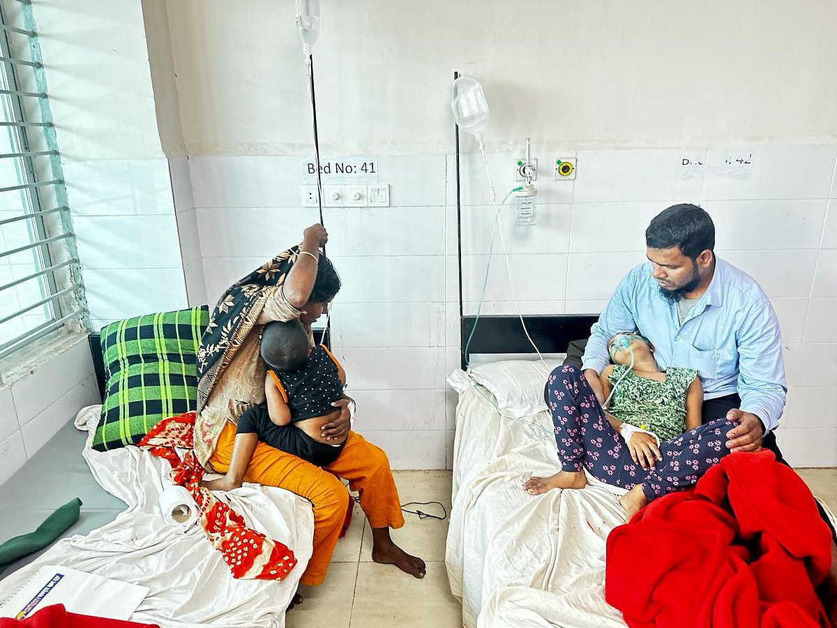 গোপালগঞ্জের শেখ সায়েরা খাতুন মেডিকেল কলেজ হাসপাতালে চিকিৎসা চলছে টিটো মোল্লার দুই মেয়ের। আজ বৃহস্পতিবার সকালে