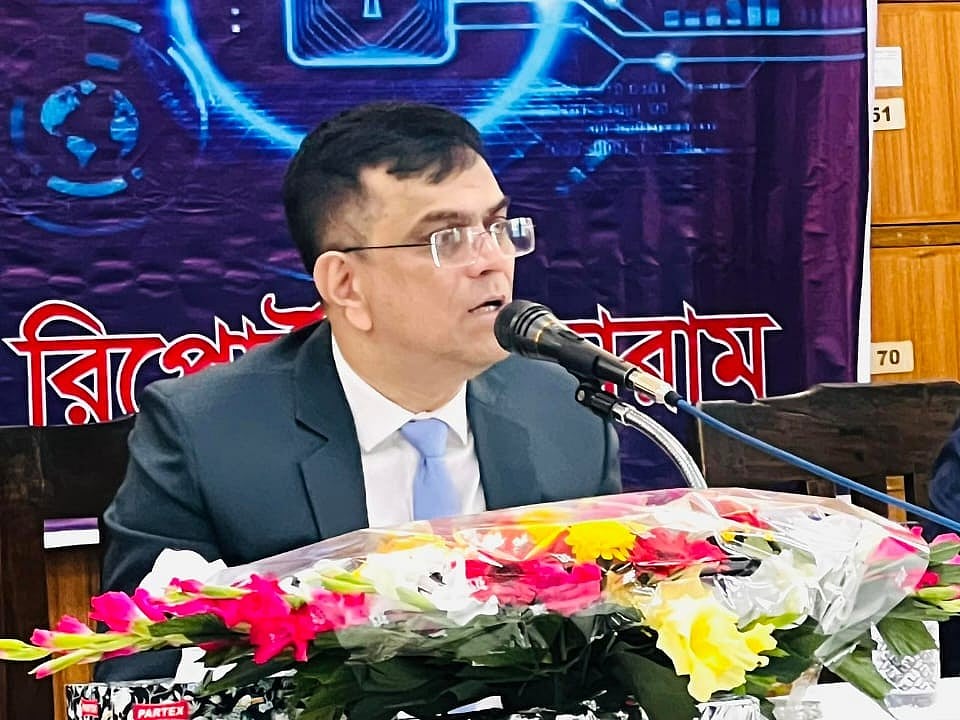 ‘সাইবার নিরাপত্তা আইন ও আইন সাংবাদিকতা’ শীর্ষক কর্মশালায় বক্তব্য দেন হাইকোর্ট বিভাগের বিচারপতি শেখ হাসান আরিফ। সোমবার সুপ্রিম কোর্ট আইনজীবী সমিতি ভবনের দক্ষিণ হলে