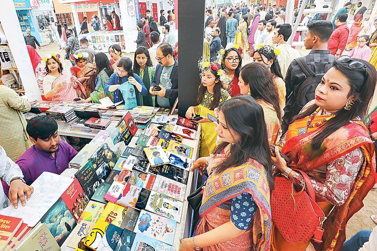 পয়লা ফাল্গুন ও ভালোবাসা দিবসে বইমেলায় ক্রেতা-দর্শনার্থীদের ভিড়। গতকাল বিকেলে সোহরাওয়ার্দী উদ্যানে
