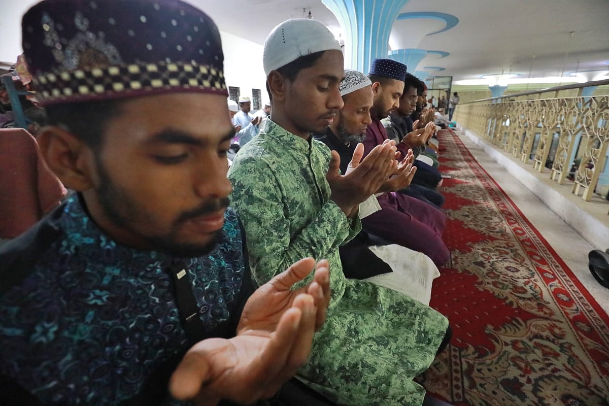 মোনাজাত করছেন ধর্মপ্রাণ মুসলমানেরা। আজ রোববার রাতে বায়তুল মোকাররম জাতীয় মসজিদে