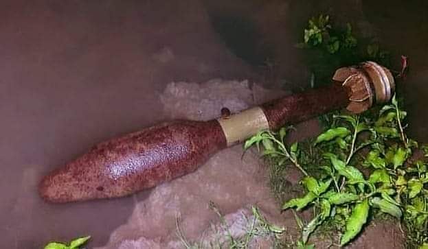 পিয়াইন নদ থেকে উদ্ধার করা মর্টার শেলটি। গতকাল শুক্রবার রাতে সিলেটের গোয়াইনঘাটের জাফলং এলাকায়