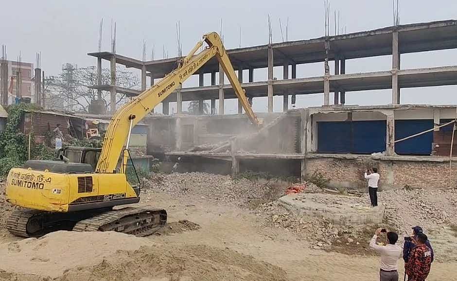 সোনারগাঁয়ের মেঘনা নদীর তীরবর্তী এলাকায় বিআইডব্লিউটিএর অভিযান। বৃহস্পতিবার উপজেলার মেঘনা ঘাট থেকে বৈদ্যের বাজার লঞ্চঘাট এলাকায়