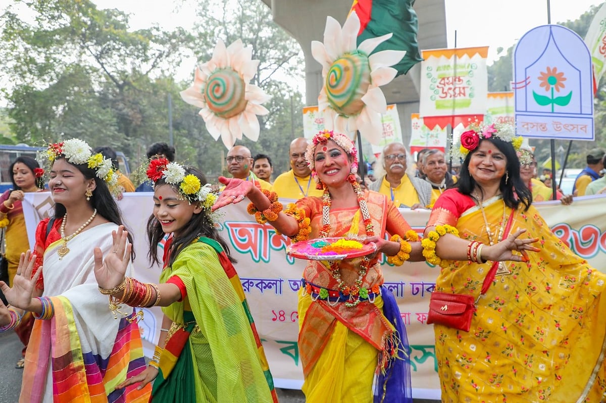 বসন্ত-আনন্দ শোভাযাত্রাটি চারুকলা থেকে বের হয়ে ঢাকা বিশ্ববিদ্যালয়ের টিএসসি ঘুরে আবার চারুকলায় ফিরে আসে