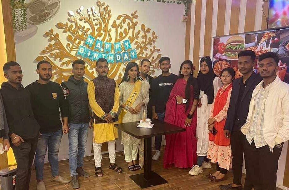 বন্ধুবান্ধব ও দলীয় নেতা–কর্মীদের নিয়ে কেক কেটে জন্মদিন উদ্‌যাপন করেছিলেন সুমাইয়া শেখ। গত বুধবার নড়িয়ার একটি রেস্তোঁরায়