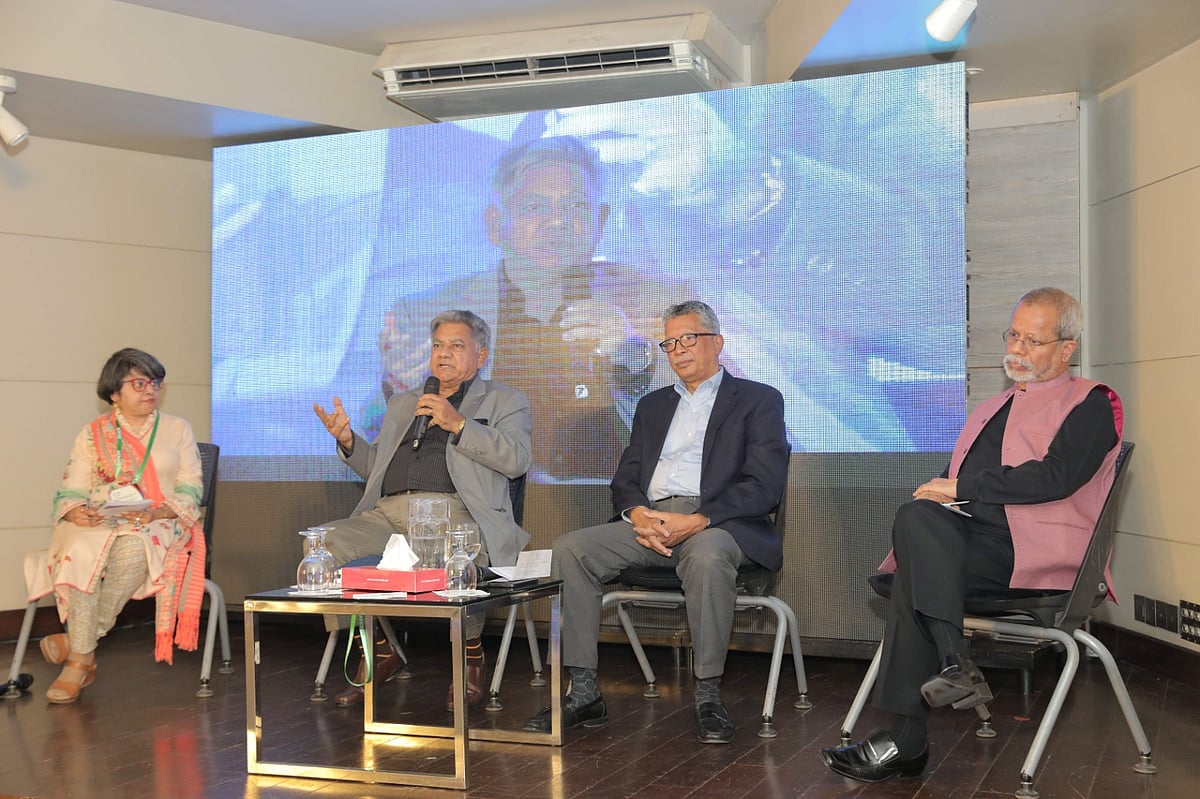 ‘এক মেরুর বিশ্বব্যবস্থায় ফাটল এবং বহু মেরুর বিশ্বব্যবস্থার উত্থান: ভারসাম্য রক্ষায় বাংলাদেশের কৌশল’ শীর্ষক আলোচনা সভার আয়োজন করে বেসরকারি গবেষণা সংস্থা সাউথ এশিয়ান নেটওয়ার্ক অন ইকোনমিক মডেলিং (সানেম)। অনুষ্ঠানে উপস্থিত ছিলেন ঢাকা বিশ্ববিদ্যালয়ের আন্তর্জাতিক সম্পর্ক বিভাগের অধ্যাপক লাইলুফার ইয়াসমিন (বাঁ থেকে), সাবেক নির্বাচন কমিশনার ব্রিগেডিয়ার জেনারেল (অব.) এম সাখাওয়াত হোসেন, বাংলাদেশ এন্টারপ্রাইজ ইনস্টিটিউটের (বিইআই) সভাপতি ও সাবেক রাষ্ট্রদূত হুমায়ুন কবির ও ঢাকা বিশ্ববিদ্যালয়ের আন্তর্জাতিক সম্পর্ক বিভাগের অধ্যাপক ইমতিয়াজ আহমেদ। আজ রোববার ব্র্যাক সেন্টারে