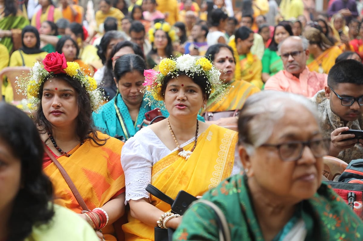 বসন্ত উৎসবে যোগ দিয়েছেন নানা শ্রেণি-পেশার মানুষ