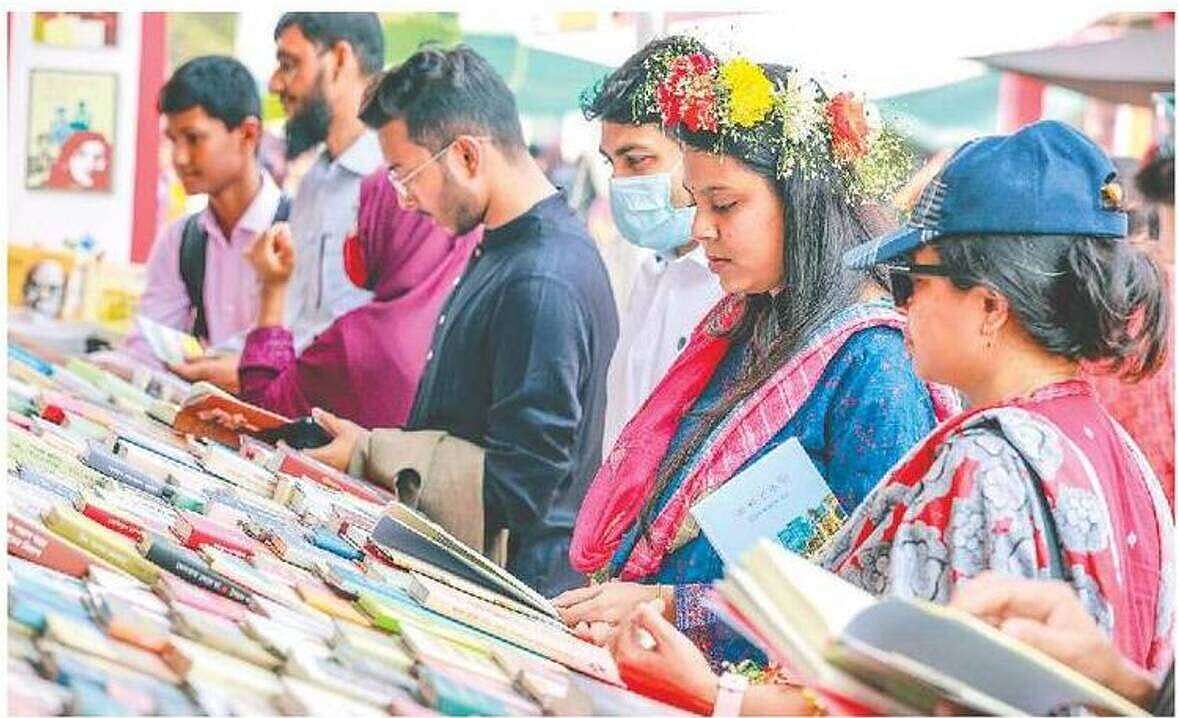 আন্তর্জাতিক মাতৃভাষা দিবস উপলক্ষে বইমেলায় ছিল উপচে পড়া ভিড়। গতকাল দুপুরে রাজধানীর সোহরাওয়ার্দী উদ্যানে