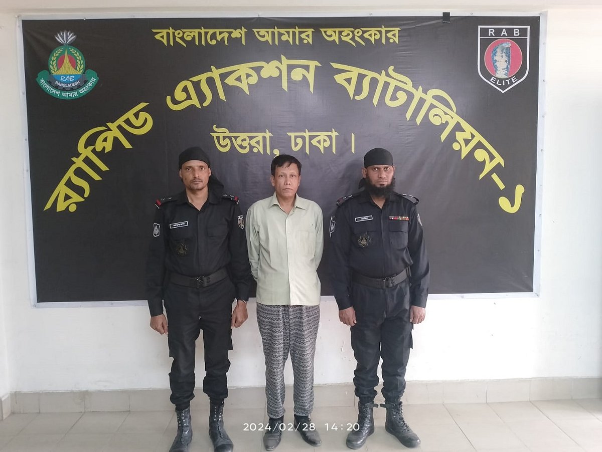 র‌্যাব পরিচয় দিয়ে প্রতারণার অভিযোগে জীবন চৌধুরী নামের এক ব্যক্তিকে গ্রেপ্তার করা হয়েছে। ঢাকা, ২৮ ফেব্রুয়ারি