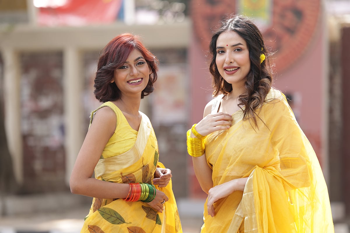 হলুদ রঙের টাঙ্গাইলের শাড়িতে ফুটে উঠুক বসন্তের আমেজ।