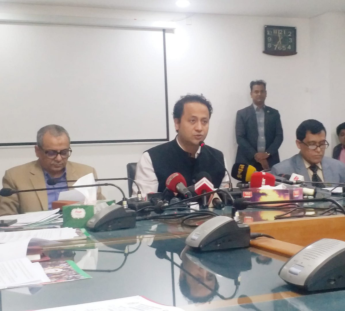 এসএসসি ও সমমানের পরীক্ষা নিয়ে সংবাদ সম্মেলনে বক্তব্য দিচ্ছেন শিক্ষামন্ত্রী মহিবুল হাসান চৌধুরী। আজ বৃহস্পতিবার রাজধানীর সেগুনবাগিচায় আন্তর্জাতিক মাতৃভাষা ইনস্টিটিউটে