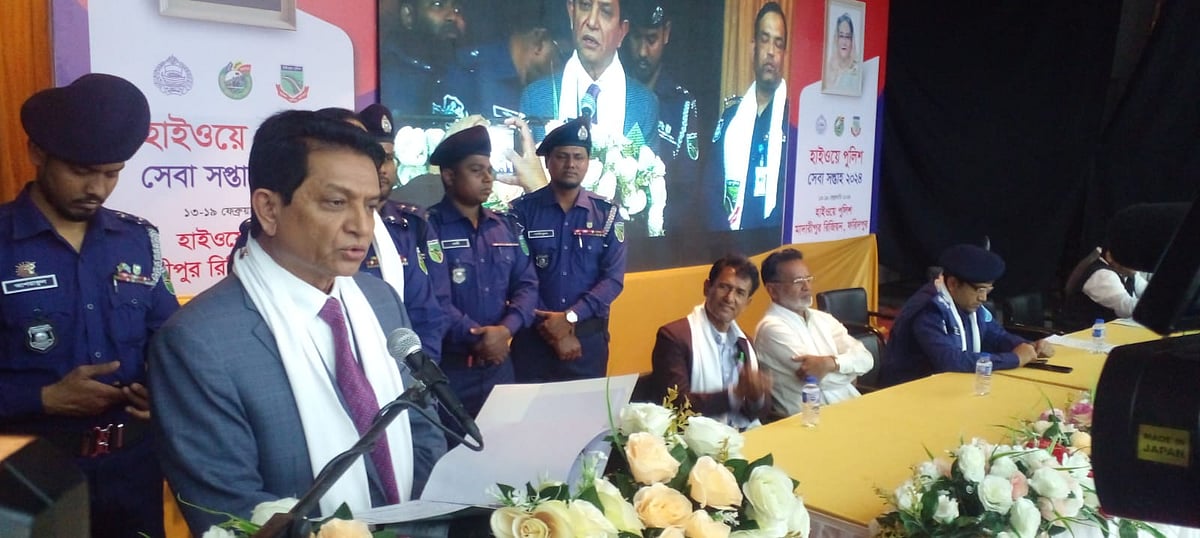 ফরিদপুরে হাইওয়ে পুলিশ সেবা সপ্তাহ উপলক্ষে আয়োজিত আলোচনা সভায় প্রধান অতিথির বক্তব্য দেন সংসদ সদস্য এ কে আজাদ। মঙ্গলবার দুপুরে সদর উপজেলার মাল্টিপারপাস মিলনায়তনে