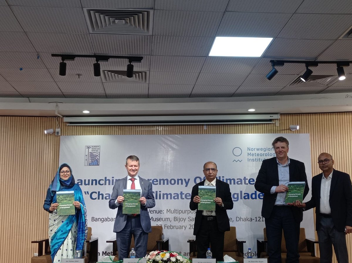 রাজধানীর বিজয় সরণির বঙ্গবন্ধু সামরিক জাদুঘরের মিলনায়তনে আজ মঙ্গলবার ‘বাংলাদেশের পরিবর্তনশীল জলবায়ু: আবহাওয়ার পর্যবেক্ষণে ১৯৮০ থেকে ২০২৩ সালের প্রবণতা এবং পরিবর্তন’ শীর্ষক গবেষণা প্রতিবেদন তুলে ধরা হয়