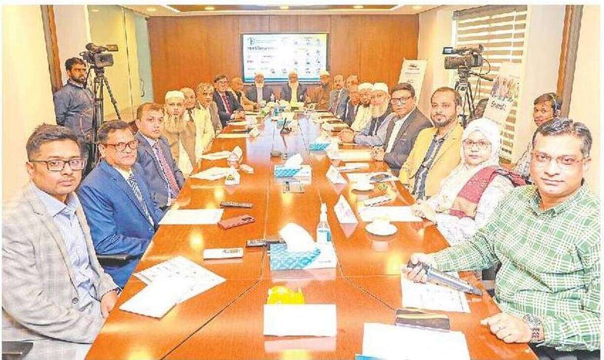 এসকেএফ ফার্মাসিউটিক্যালস লিমিটেড আয়োজিত ‘নিরাপদে ডায়াবেটিস রোগীর রোজা পালন’ শীর্ষক গোলটেবিল আলোচনায় অতিথিরা। গতকাল বিকেলে বনানীতে