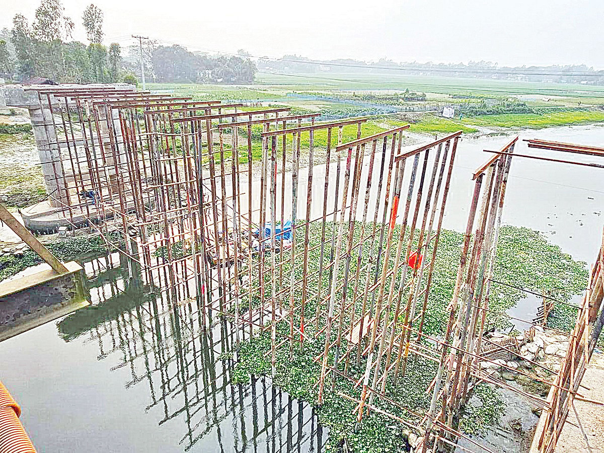 রজতরেখা নদীতে নৌযান চলাচল বন্ধ করে চলছে সেতু নির্মাণ