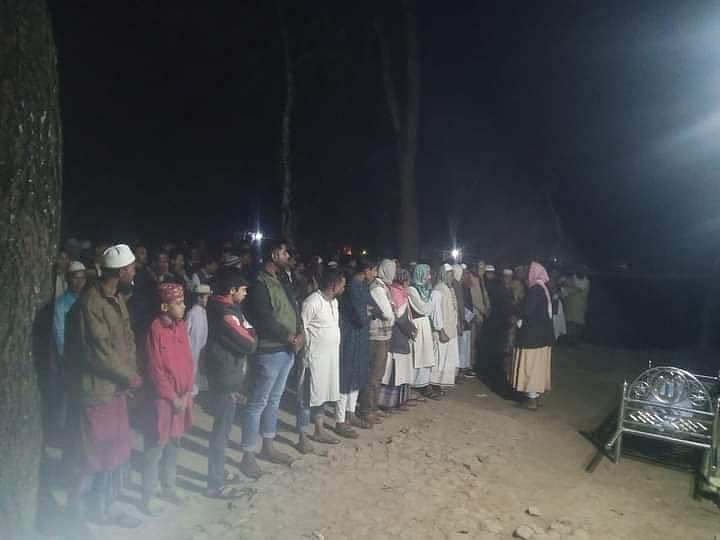 মোতাহার হোসেনের জানাজায় অংশ নেন বন্ধু, স্বজন ও এলাকাবাসী। বৃহস্পতিবার রাতে পলাশবাড়ী উপজেলার বেতকাপা ইউনিয়নের মাঝিপাড়া গ্রামে