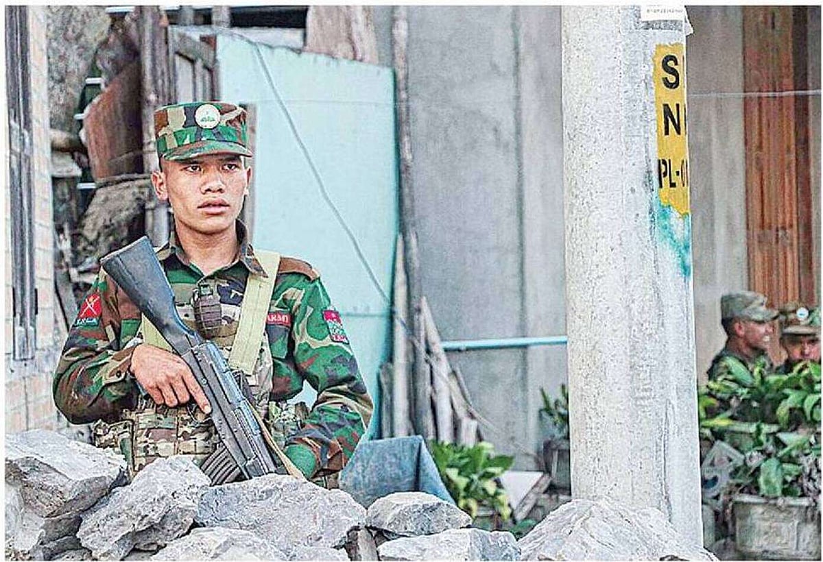 মিয়ানমার জান্তা সরকারের একের পর এক সামরিক ঘাঁটি দখল করছে বিদ্রোহী গোষ্ঠীগুলো