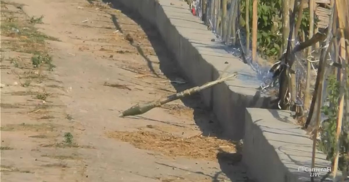 নাইক্ষ্যংছড়ি উপজেলার ঘুমধুম ইউনিয়নের ধানখেতে পাওয়া ‘অবিস্ফোরিত’ মর্টার শেল। শুক্রবার তুমব্রু-ঘুমধুম সীমান্ত সড়কের পশ্চিমকুল এলাকায়