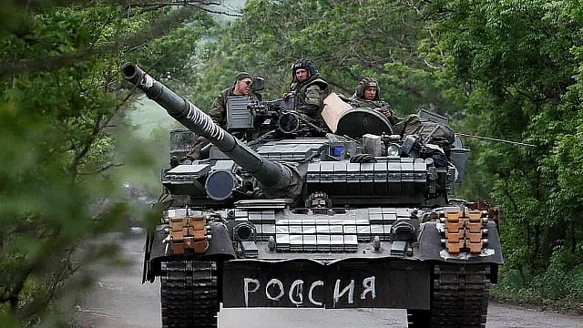 ইউক্রেনের দোনেৎস্ক অঞ্চলের একটি সড়কে রুশপন্থী বাহিনীর ট্যাংক।