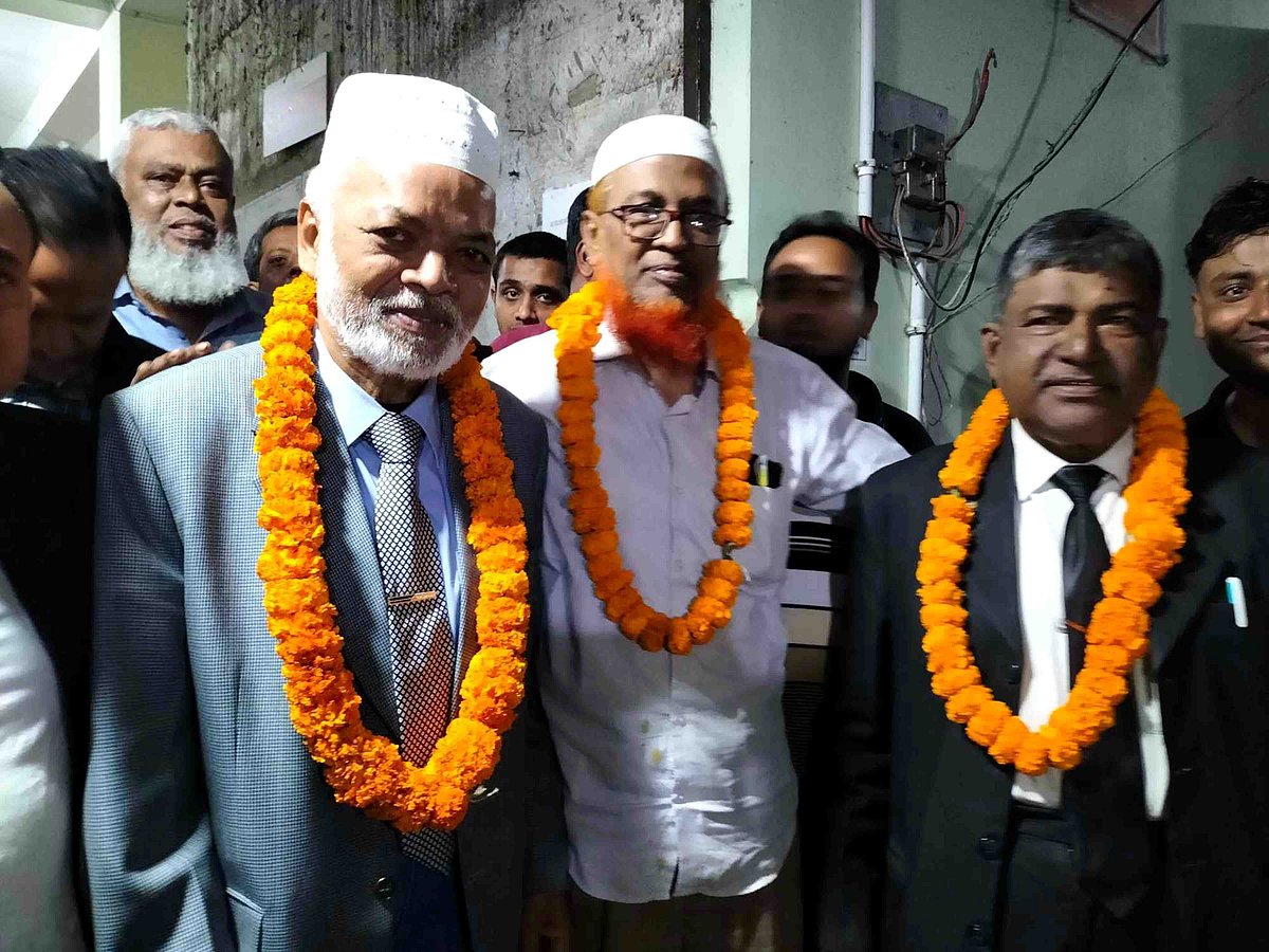 নাটোর জেলা আইনজীবী সমিতির নির্বাচনে বিজয়ী সভাপতি আবু আহসান টগর (কালো টাই) ও সাধারণ সম্পাদক শরীফুল হক (সাদা শার্ট)। মঙ্গলবার রাতে ফলাফল প্রকাশের পর তাঁদের ফুল দিয়ে বরণ করেন নেন অন্যরা