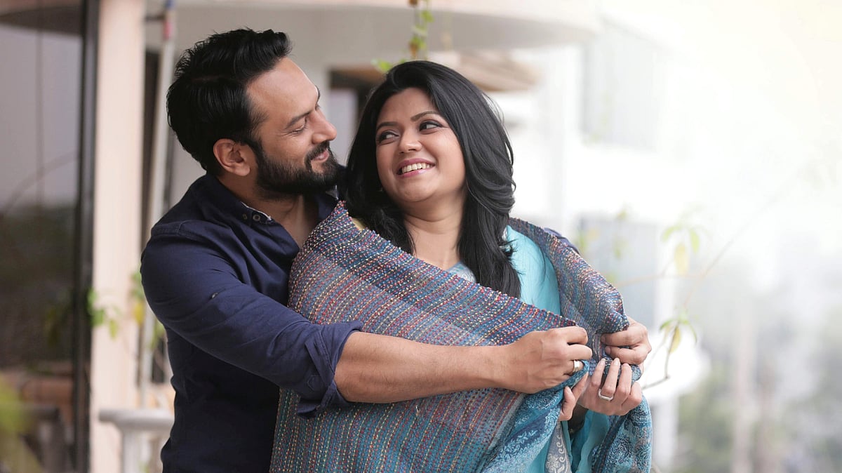 Men ikkinchi jinsiy olatimni xotinimning qiniga kiritdim.