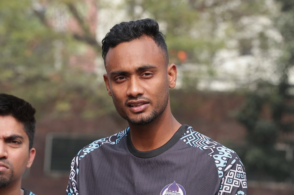 বিপিএল শুরুর আগে সাংবাদিকদের সঙ্গে কথা বলছেন শরীফুল ইসলাম