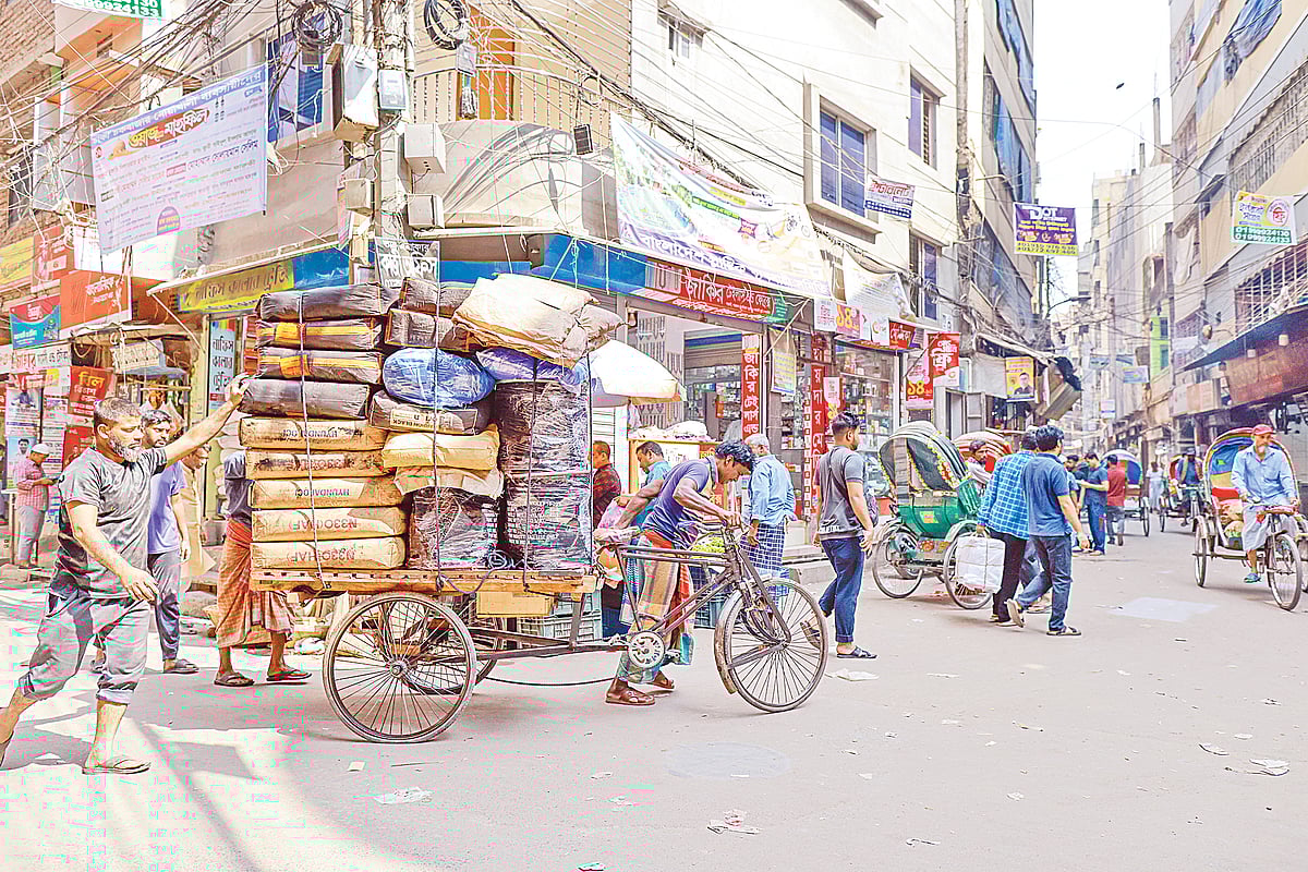 চকবাজারের চুড়িহাট্টায় ভয়াবহ অগ্নিকাণ্ডের পাঁচ বছর পেরোলেও এখনো সেখানে রয়েছে রাসায়নিকের গুদাম। ভ্যানে করে এভাবেই বহন করা হয় রাসায়নিক দ্রব্য। গত শনিবার