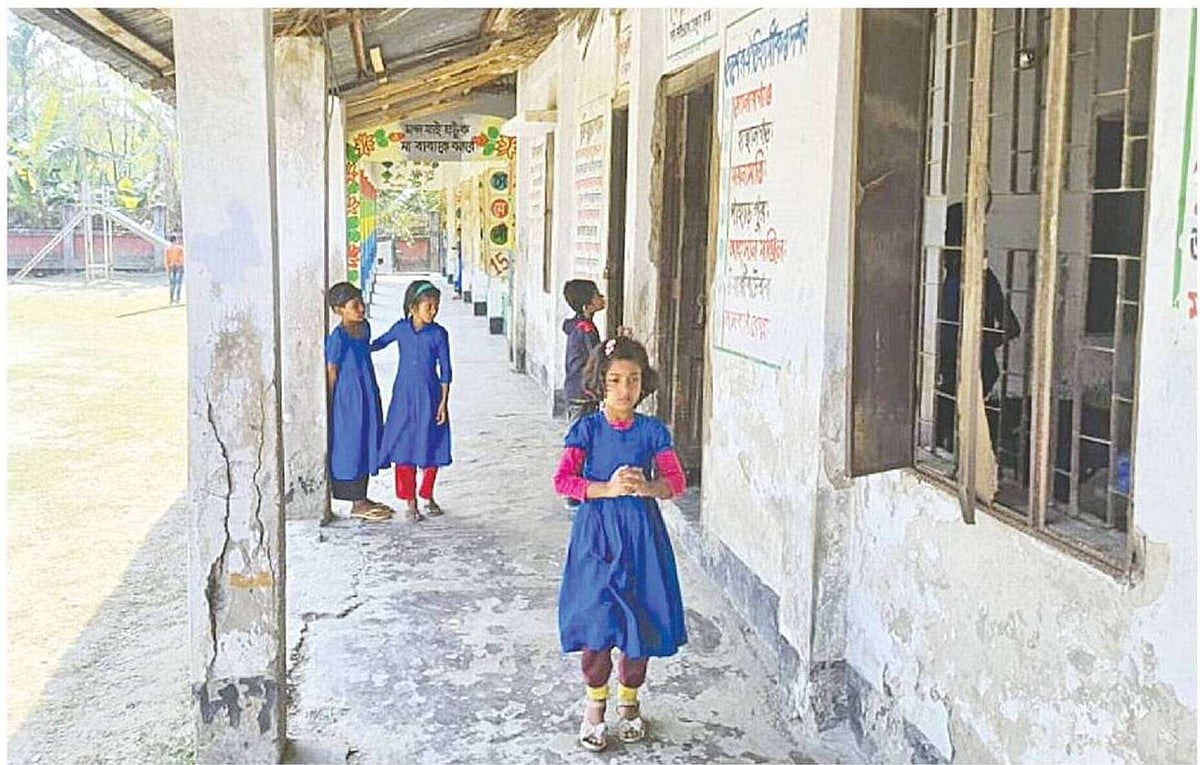 বরগুনা সদর উপজেলার গৌরিচন্না হাইস্কুল-সংলগ্ন সরকারি প্রাথমিক বিদ্যালয়ের জরাজীর্ণ ভবন