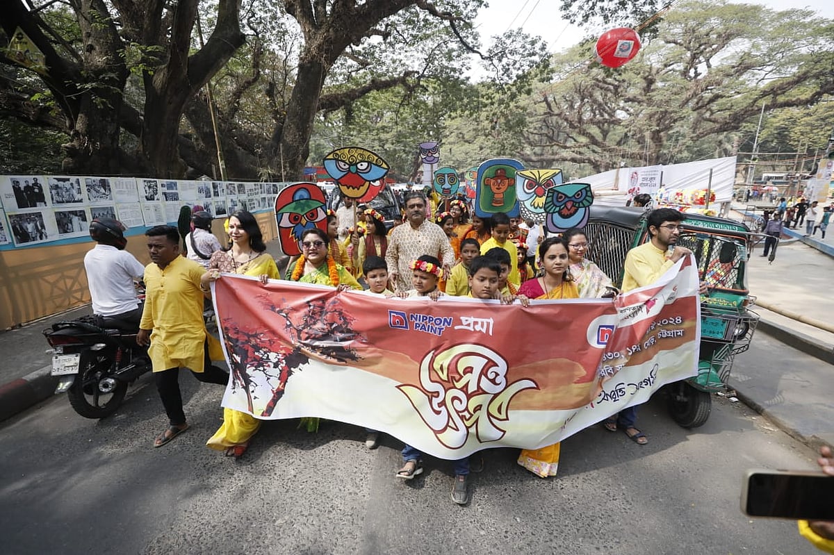 প্রমা আবৃত্তি সংগঠনের উদ্যোগে রঙিন শোভাযাত্রায় দশ্য দিয়ে বসন্ত বরণ করেন সাংস্কৃতিক কর্মীরা। আজ সকালে নগরের সিআরবির শিরীষতলায়