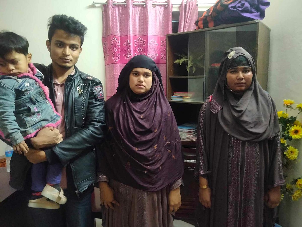 আটক রোহিঙ্গা নারী ও পুরুষ। শুক্রবার রাতে পাটগ্রাম থানায়