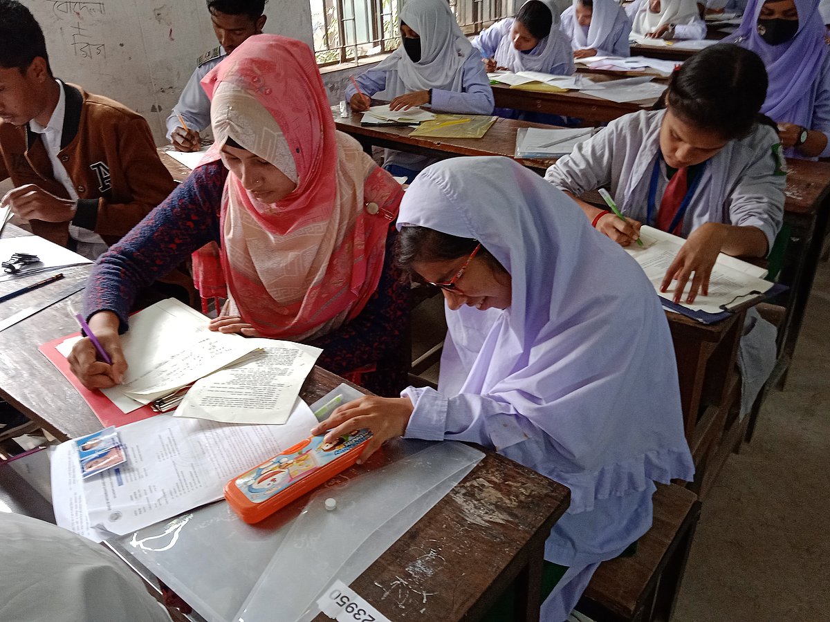 বাংলা প্রথম পত্রের প্রশ্নের উত্তর মৃদু কণ্ঠে নাবিলা বলে দিচ্ছেন, আর তা শুনে খাতায় লিখছে অষ্টম শ্রেণির শিক্ষার্থী রহিমা খাতুন। ১৫ ফেব্রুয়ারি সকালে লালমনিরহাট সরকারি বালিকা উচ্চবিদ্যালয় কেন্দ্রে