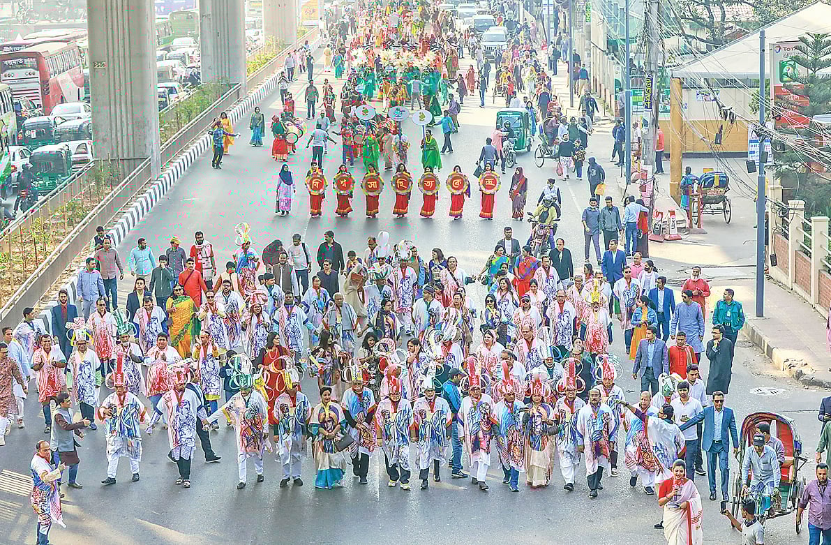 বিশ্বসাহিত্য কেন্দ্রের ৪৫তম প্রতিষ্ঠাবার্ষিকী উপলক্ষে রাজধানীতে বর্ণাঢ্য শোভাযাত্রা বের করা হয়। শোভাযাত্রাটি শাহবাগ থেকে বাংলামোটরে এসে শেষ হয়। শোভাযাত্রায় অংশগ্রহণকারীদের পরনে ছিল বাহারি সব পোশাক। বাদ্যবাজনার তালে তালে এগিয়ে যায় শোভাযাত্রা। গতকাল সকালে