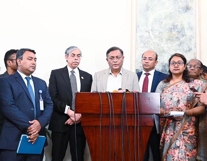 সফররত যুক্তরাষ্ট্রের প্রতিনিধিদলের সদস্যরা আজ রোববার পররাষ্ট্র মন্ত্রণালয়ে পররাষ্ট্রমন্ত্রীর সঙ্গে সাক্ষাৎ করেন। সাক্ষাতের পর দুই দেশের কর্মকর্তাদের এই ছবি প্রকাশ করেছে ঢাকায় যুক্তরাষ্ট্রের দূতাবাস