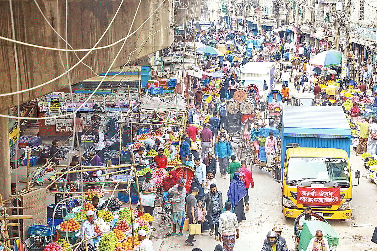 গাড়ি পার্কিংয়ের জন্য ইজারা নিয়ে বসানো হয়েছে দোকানপাট। এতে সড়কে সৃষ্টি হয়েছে বিশৃঙ্খলা। ১৫ ফেব্রুয়ারি দুপুরে রাজধানীর বাবুবাজার সেতুর নিচে