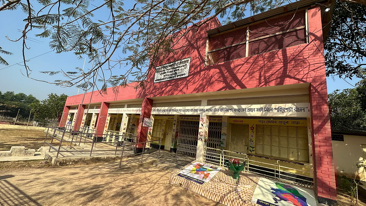 বান্দরবানের নাইক্ষ্যংছড়ি উপজেলার সাতটি শিক্ষাপ্রতিষ্ঠান নিরাপত্তার কারণে বন্ধ রয়েছে। আজ সোমবার সকালে তুমব্রু পশ্চিমকুল সরকারি প্রাথমিক বিদ্যালয়ে