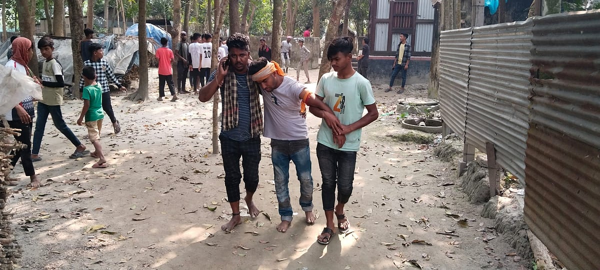 মুন্সিগঞ্জের চরাঞ্চলে আওয়ামী লীগের এক পক্ষের হামলায় আহত প্রতিপক্ষের এক যুবককে হাসপাতালে নিচ্ছেন স্থানীয়রা। মঙ্গলবার দুপুরে সদর উপজেলার সোলারচর এলাকায়