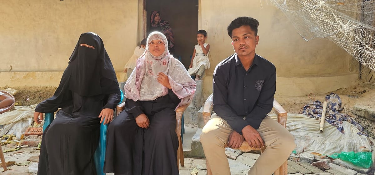 মোস্তাফিজুরের লাশ উদ্ধারের পর থেকে তাঁর স্ত্রী খালেদা বেগম (মধ্যে), মেয়ে খালেদ মোস্তাকিম তাসনিম ও ছেলে মোহাম্মদ মোস্তফার কান্না যেন থামছেই না। সোমবার বিকেলে কক্সবাজারের উখিয়া উপজেলার পালংখালী ইউনিয়নের আনজুমানপাড়া এলাকায়